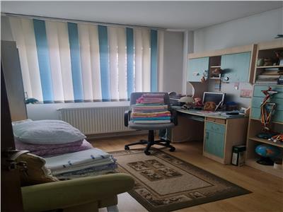 APARTAMENT TREI CAMERE