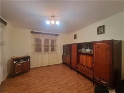 Casa cu curete, gradina si anexe Rausor