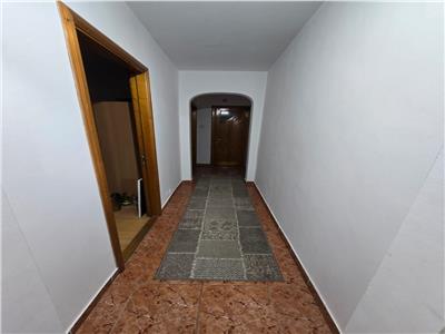 Apartament ttei camere zona 1 Decembrie