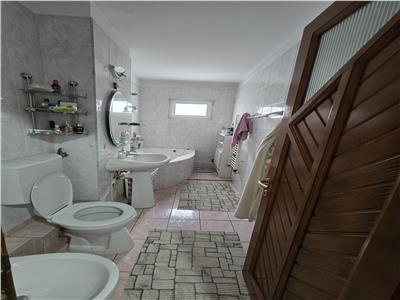 Apartament ttei camere zona 1 Decembrie