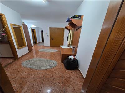 Apartament ttei camere zona 1 Decembrie