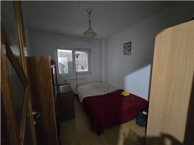 Apartament ttei camere zona 1 Decembrie