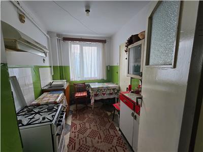 Apartament cu trei camere zona 13 Decembrie