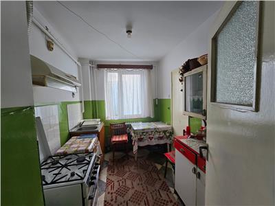 Apartament cu trei camere zona 13 Decembrie