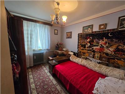 Apartament cu trei camere zona 13 Decembrie