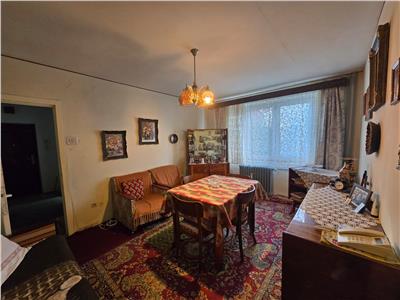 Apartament cu trei camere zona 13 Decembrie